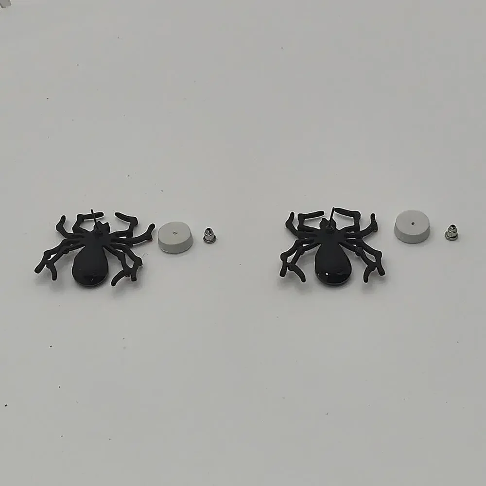 Black spider earrings with red